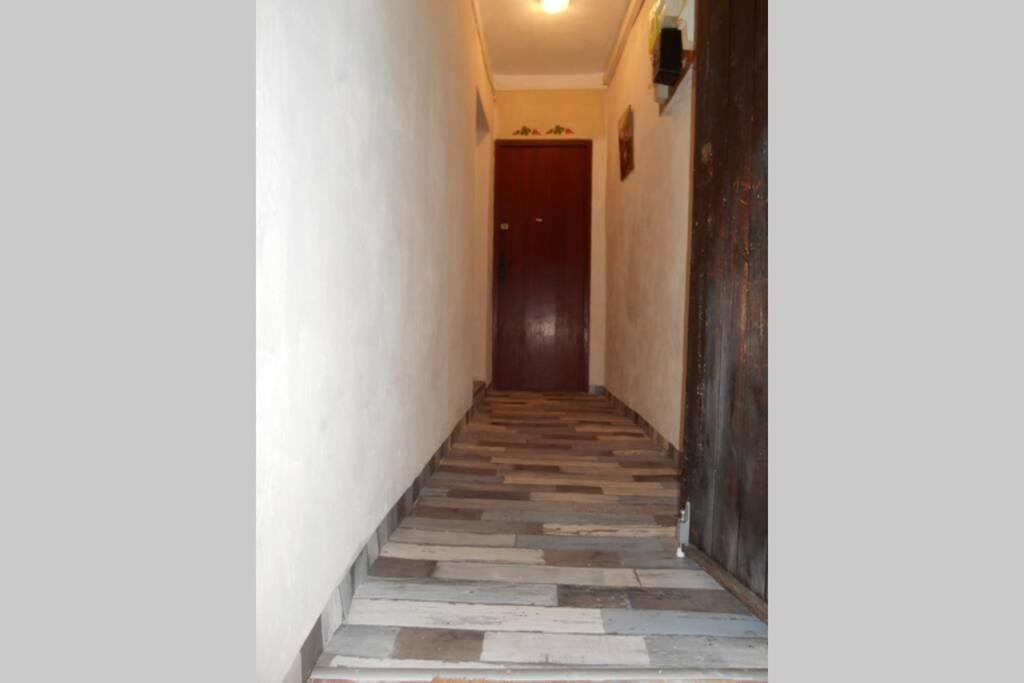 a hallway with a door and a tile floor at Entre Saint-Tropez et les gorges du Verdon. in Lorgues