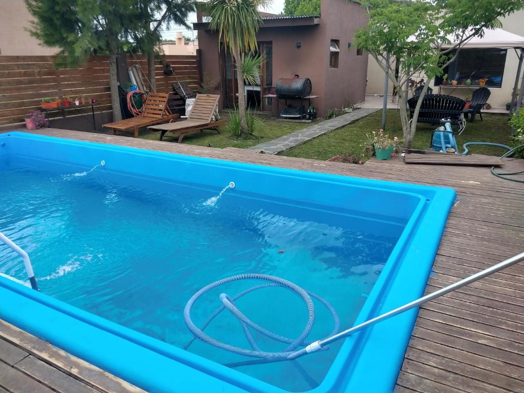 胡安馬達里亞加將軍鎮的住宿－CASA QUINTA，院子里带软管的蓝色游泳池