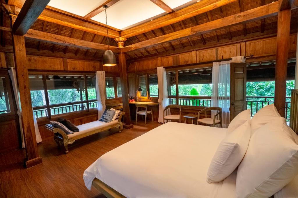 KintamaniにあるTira Vilagna Suites & Spaの窓付きの部屋にベッド付きのベッドルーム1室があります。