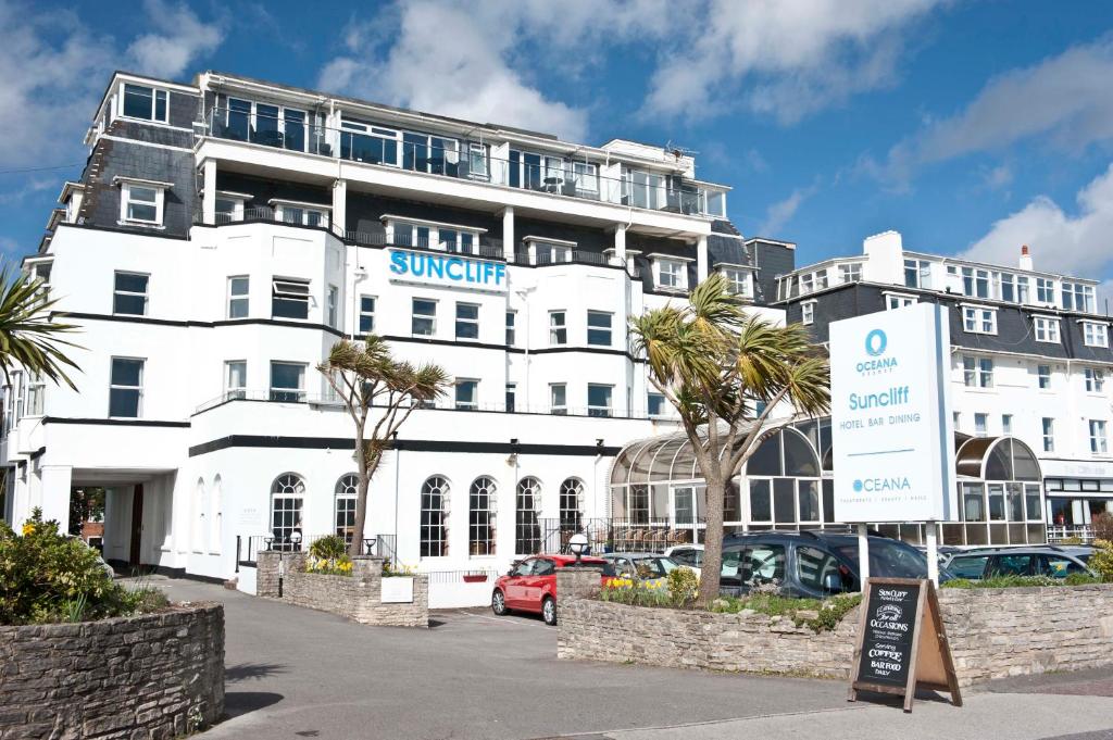 un edificio blanco con un cartel delante en Suncliff Hotel - OCEANA COLLECTION en Bournemouth