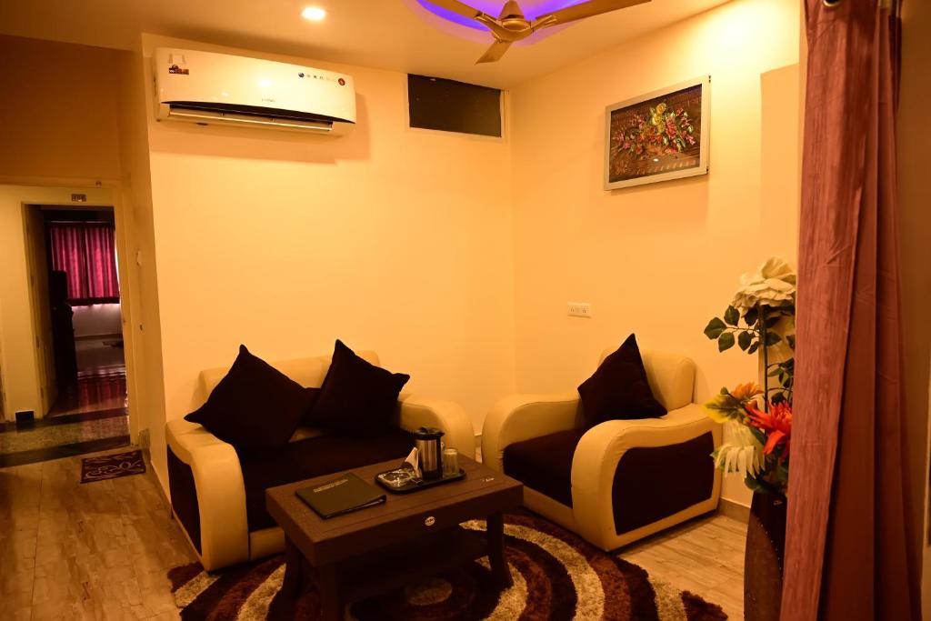 salon z kanapą i 2 krzesłami w obiekcie Hotel Comfort and Terrace Lounge w mieście Deoghar