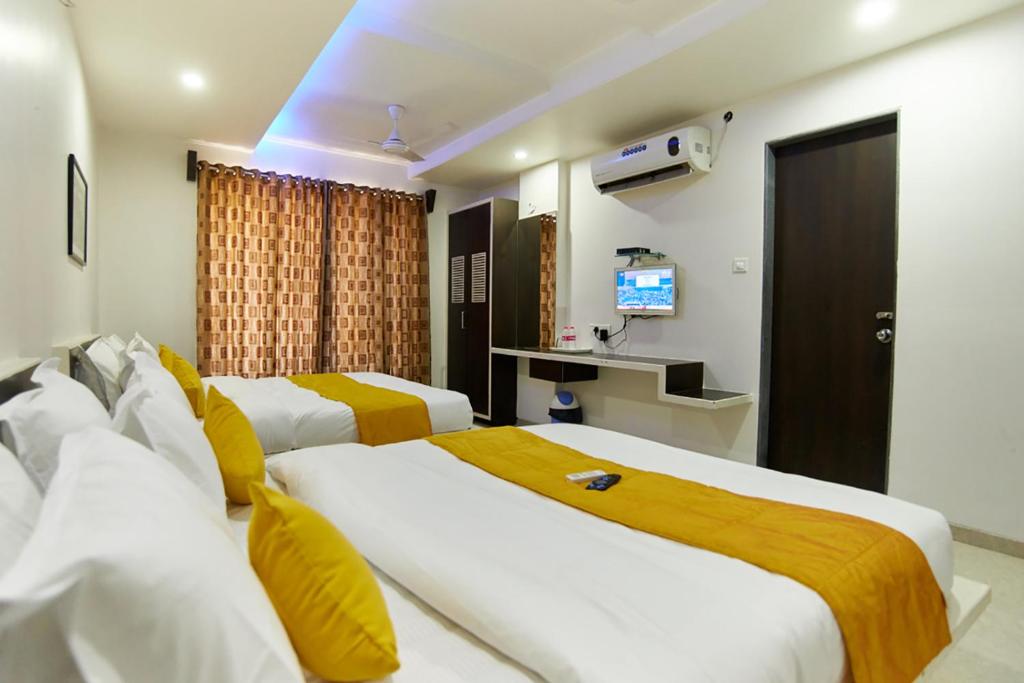 TV a/nebo společenská místnost v ubytování Hotel Sai Bansi