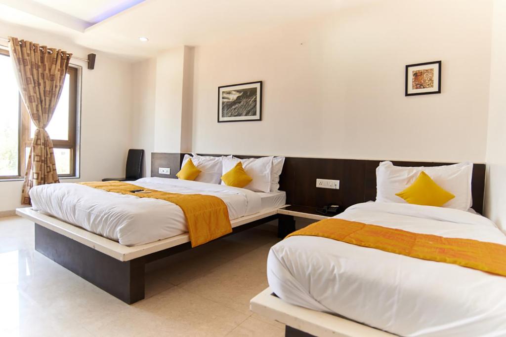 Postel nebo postele na pokoji v ubytování Hotel Sai Bansi