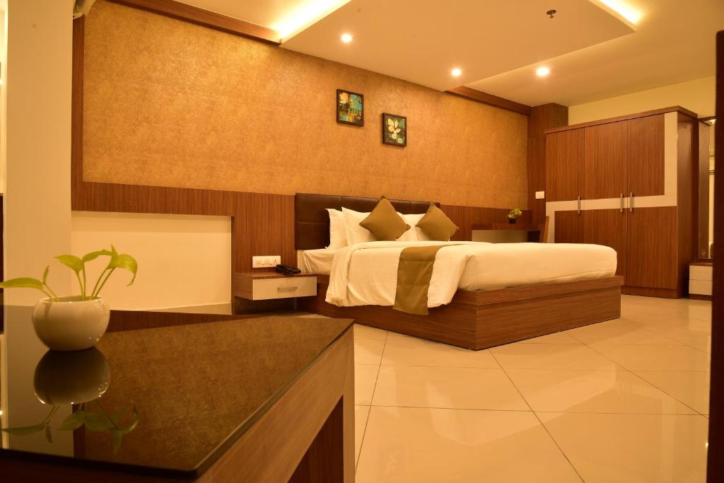 Postel nebo postele na pokoji v ubytování WHITE SUITE HOTEL