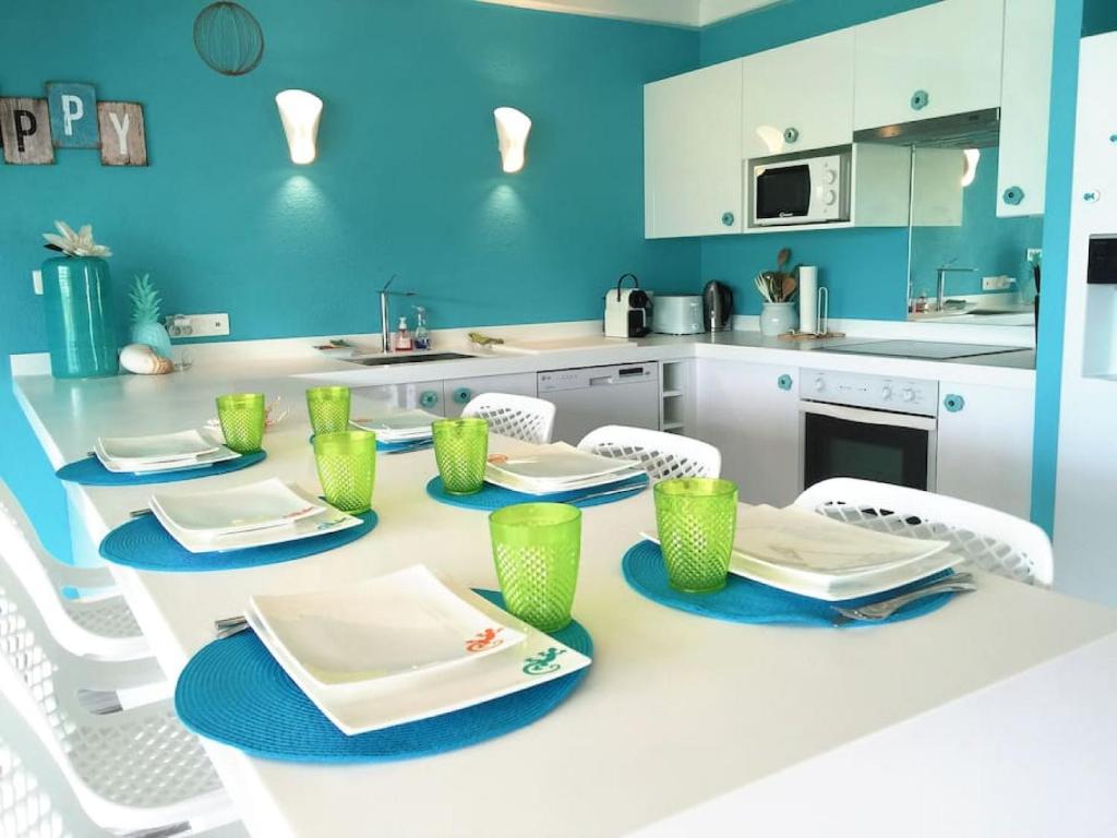 Kuchyň nebo kuchyňský kout v ubytování Princess Anouk Beachfront Orient Bay Deluxe 3 BDR