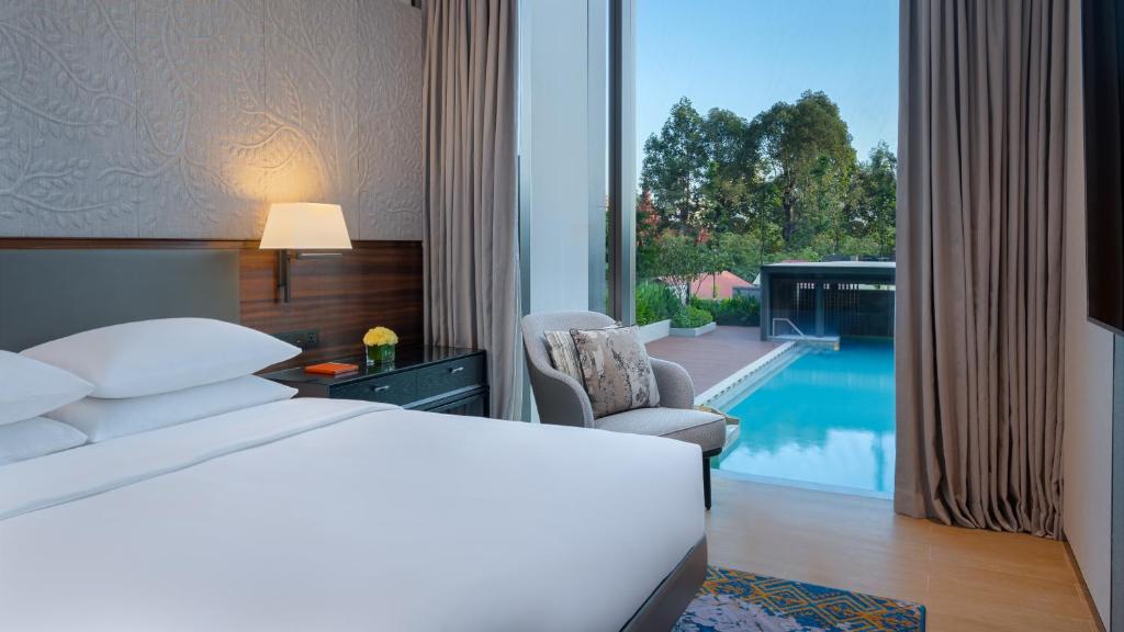 Bazén v ubytování Hyatt Regency Phnom Penh nebo v jeho okolí