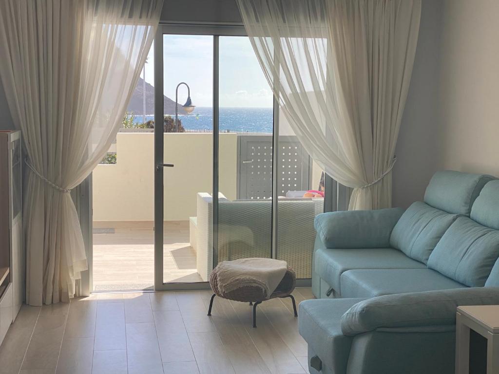 ein Wohnzimmer mit einem Sofa und Meerblick in der Unterkunft A beautiful apartment with a beach view - La Tejita - El Medano in El Médano