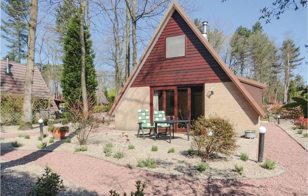 een klein huis met een tafel in een tuin bij 3 Bedroom Gorgeous Home In Rekem-lanaken in Bovenwezet
