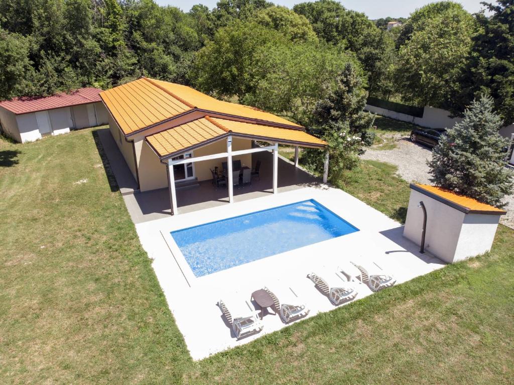 an overhead view of a swimming pool with chairs and a house at Charming House Noelene in Valtura