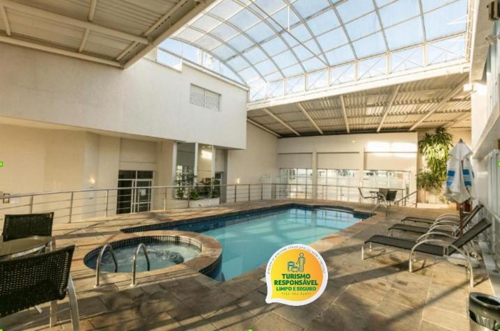 uma grande piscina num grande edifício em Dall’Onder Vittoria Hotel Bento Gonçalves em Bento Gonçalves