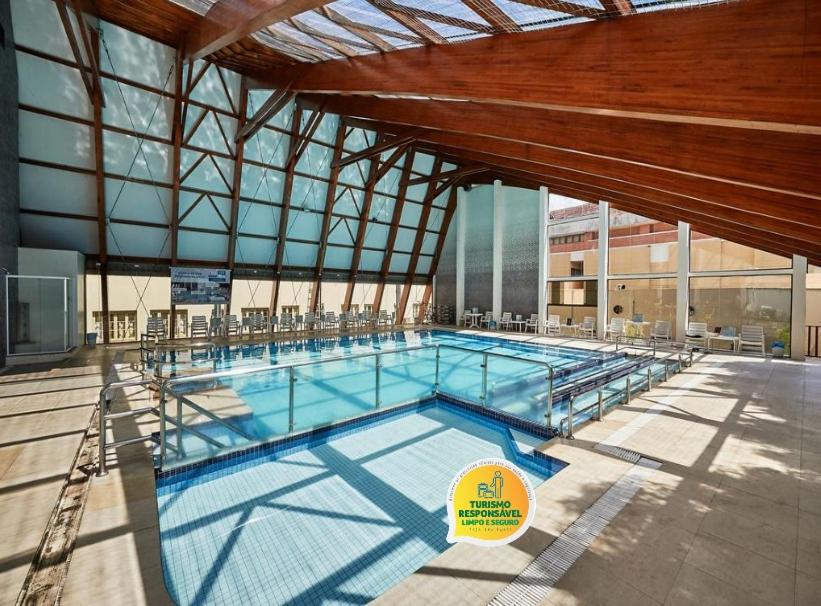 una gran piscina en un edificio en Dall’Onder Grande Hotel Bento Gonçalves en Bento Gonçalves