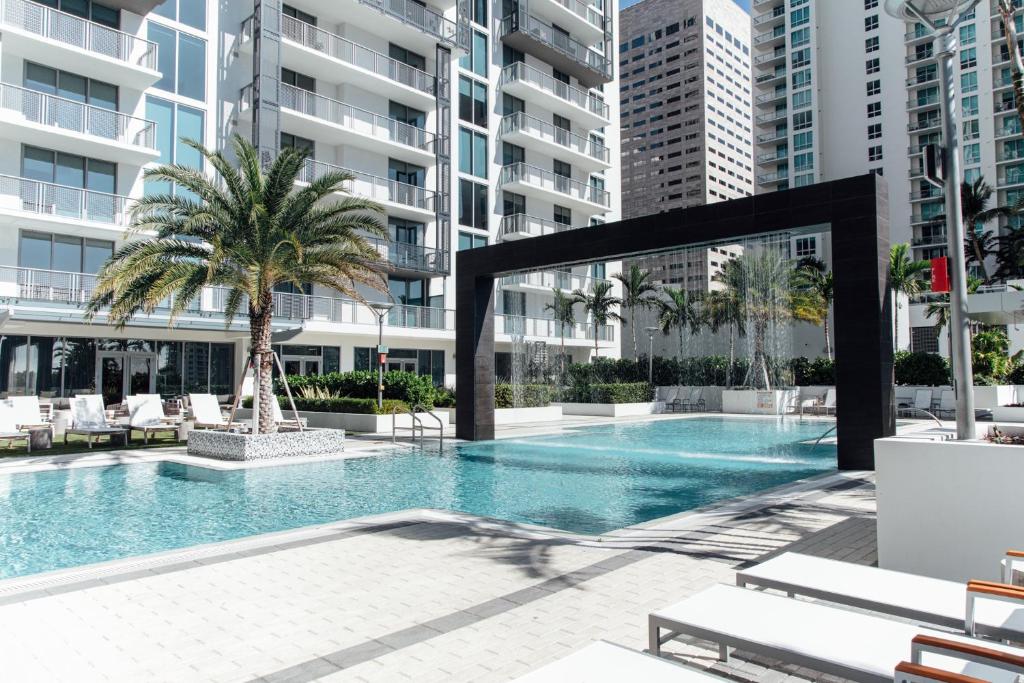 Mint House Miami - Downtown في ميامي: مسبح وسط مبنى