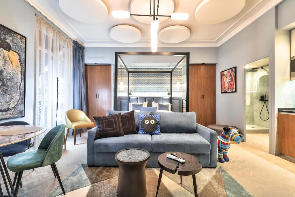 - un salon avec un canapé et une table dans l'établissement Hotel 33 Marbeuf, à Paris