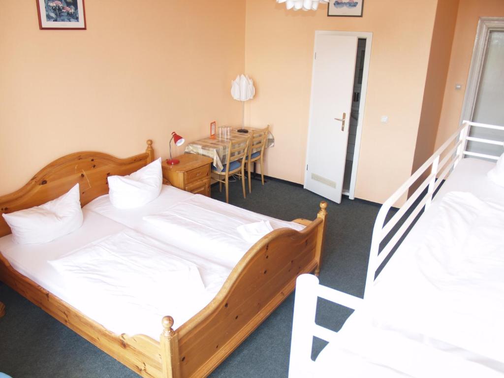 Postel nebo postele na pokoji v ubytování Happy Go Lucky Hotel + Hostel