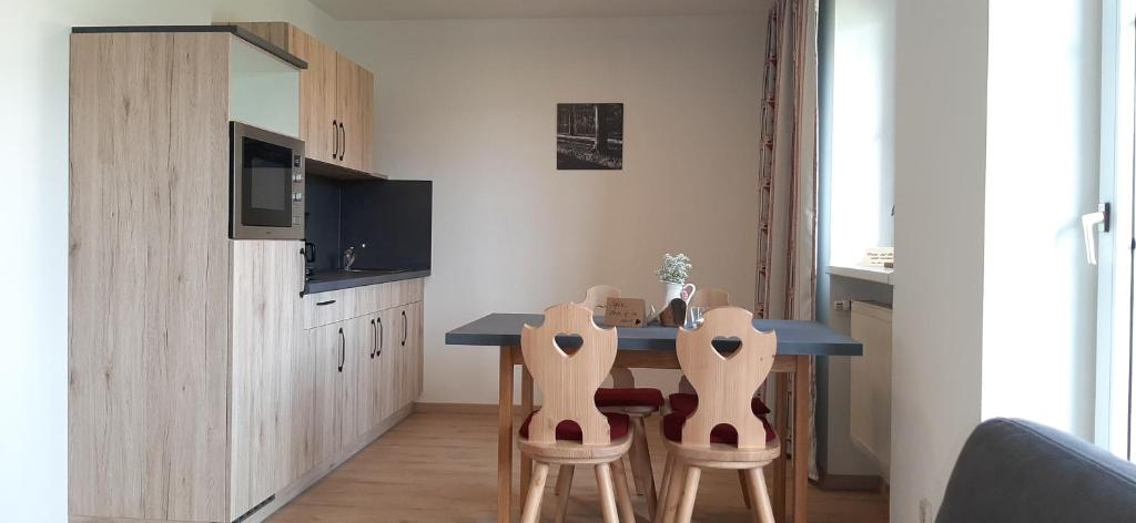 Gasthof Zum Wirt Ferienwohnung Hohenbogenblick - Apartment With Balcony