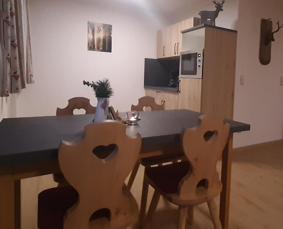 Gasthof Zum Wirt Ferienwohnung Hohenbogenblick - Apartment With Terrace