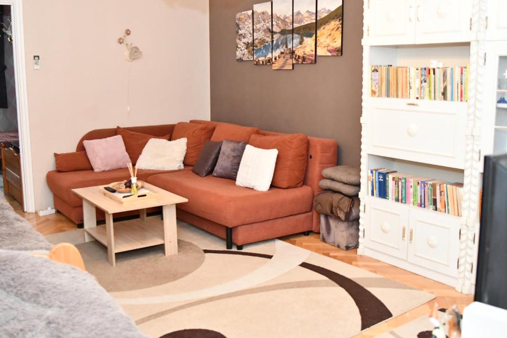 sala de estar con sofá y mesa en Habos isler apartman 16, en Szolnok