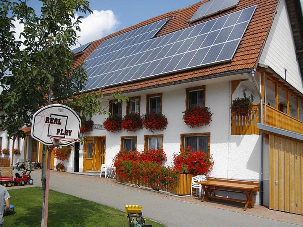 una casa con paneles solares en un lado en Apartmenthaus Trötschler, en Weilheim
