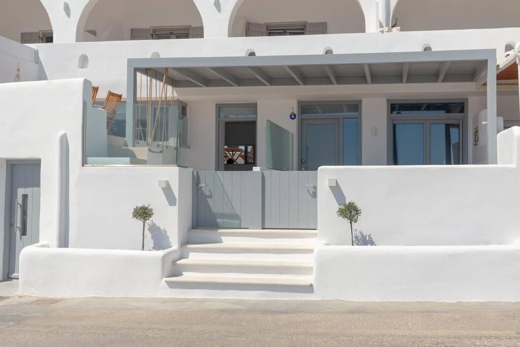 una casa blanca con escaleras delante en HH Bay, en Logaras