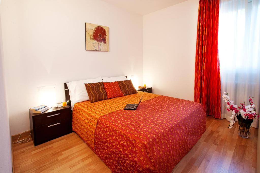 Łóżko lub łóżka w pokoju w obiekcie Tremezzo Residence-11 apartments to choose from in an exclusive residence by Italian Apartments