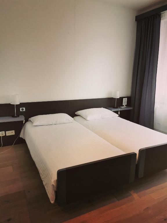 Postel nebo postele na pokoji v ubytování Hotel Fleur-de-Lys