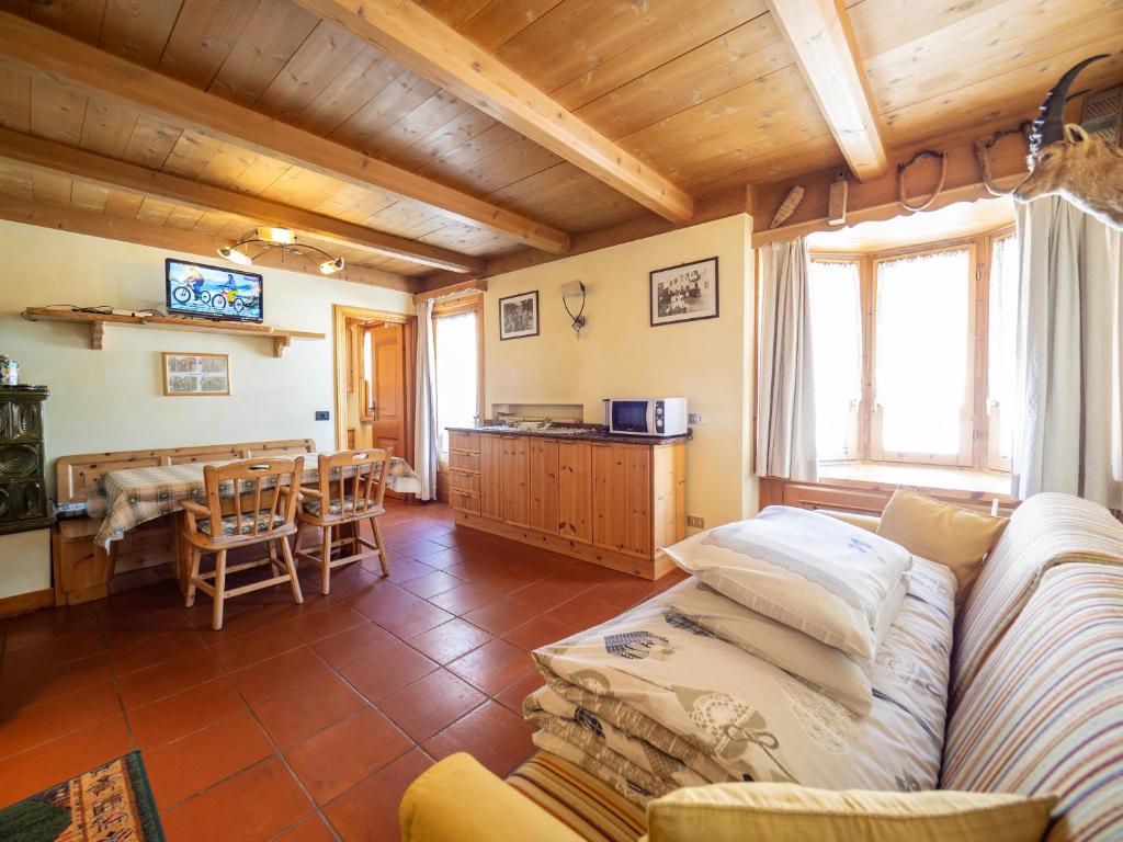 ein Wohnzimmer mit einem Sofa und einem Tisch in der Unterkunft Bait da Salient MyHoliday Livigno in Livigno