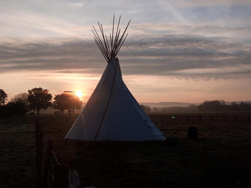Camp Arawak Camping Sauvage à la Ferme dans un Tipi 7 places