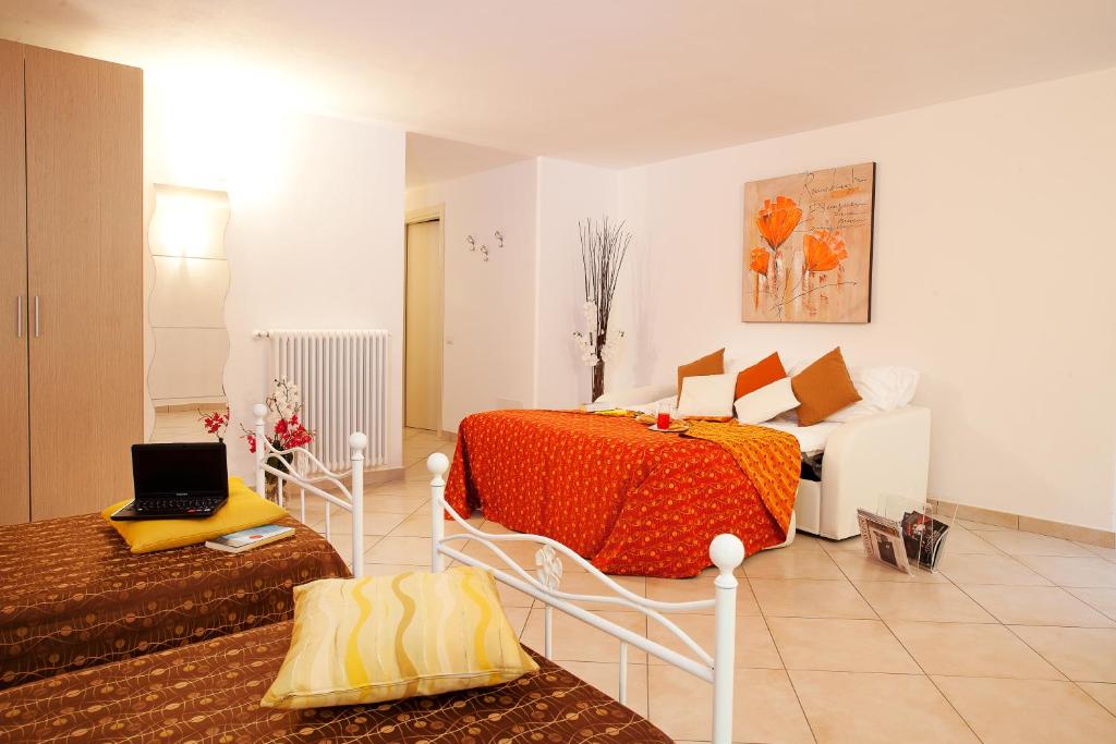 Łóżko lub łóżka w pokoju w obiekcie Tremezzo Residence-11 apartments to choose from in an exclusive residence by Italian Apartments