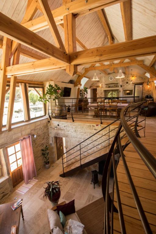 une grande chambre avec des plafonds en bois. dans l'établissement Gîte 2 La grange des hirondelles 3 lits doubles 6 adultes situé entre Bourgogne MORVAN et Vignoble Maison entière labellisée à Gîte de France sous 71 G 2005 labellisé 3 épis - Loft grand volume dans corps de ferme rénovée ANTULLY chez MAYMARD Yannick, à Antully