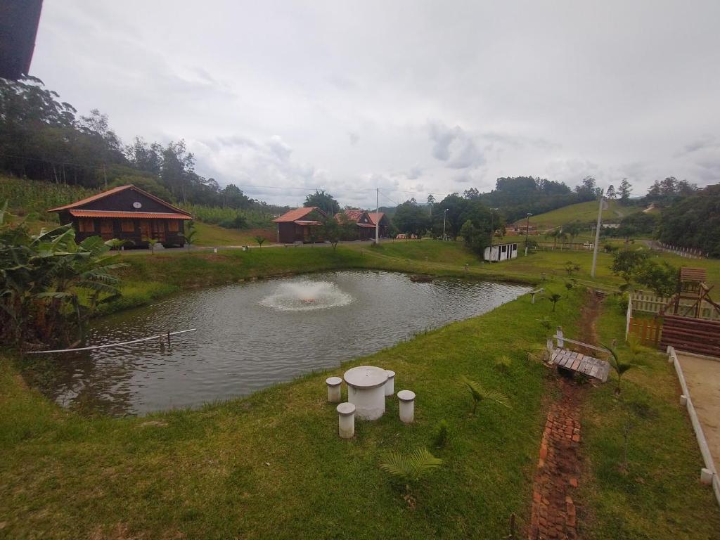 ein kleiner Teich mitten auf einem Feld in der Unterkunft Sitio Esperanca in Lauro Müller