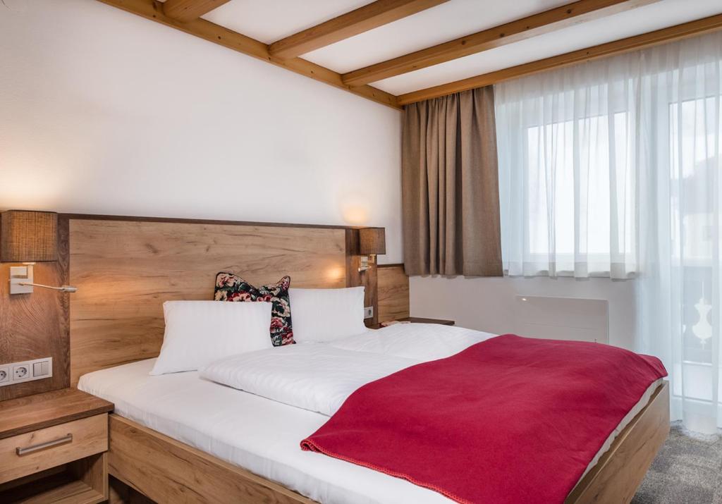 Postel nebo postele na pokoji v ubytování Apartments & Garni Alpenrose
