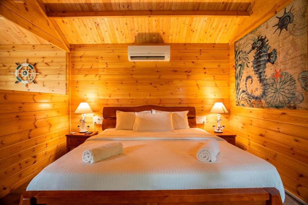 Postel nebo postele na pokoji v ubytování Montego Bay Beach Village - Morjim