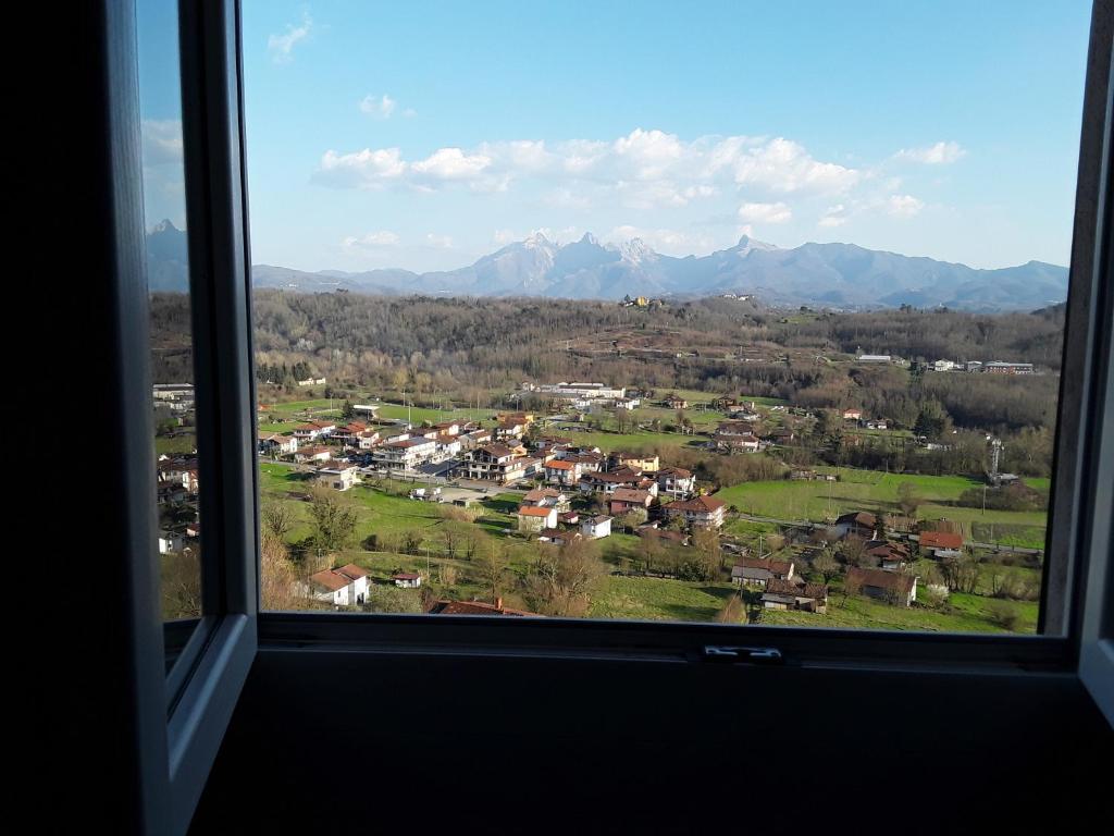 een raam met uitzicht op de stad bij Casa sotto il Castello in Monti di Licciana Nardi