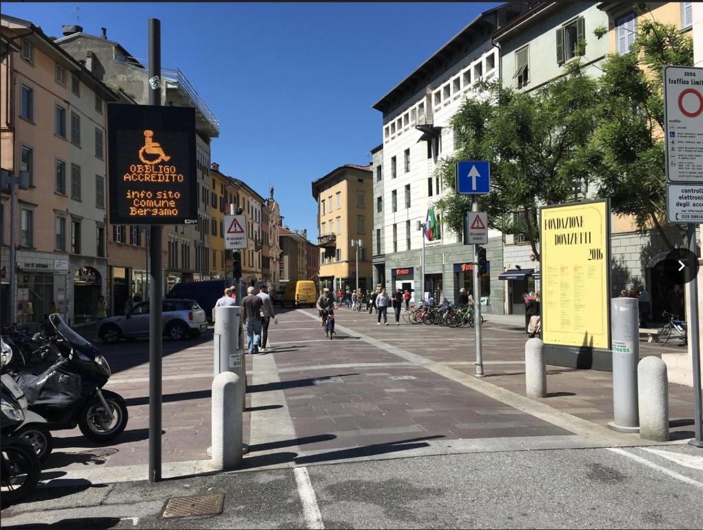 una calle de la ciudad con gente caminando por la calle en VILLA FENIX BERGAMO en Bergamo