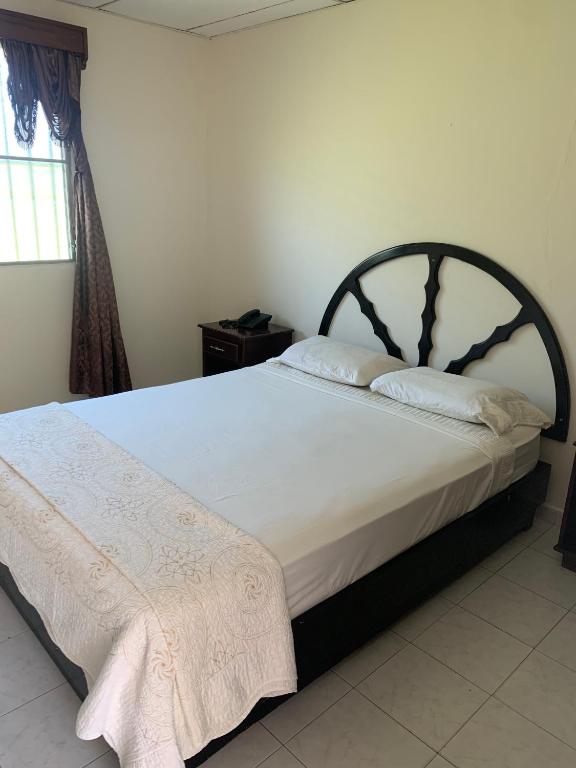 Postel nebo postele na pokoji v ubytování HOTEL CARISABEL
