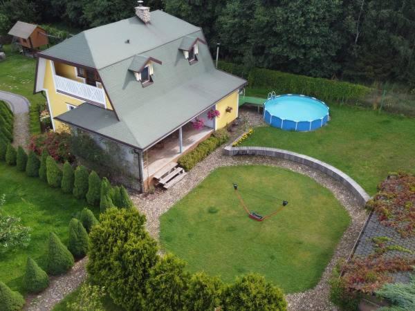 uma vista aérea de uma casa com piscina em Agroturystyka Siedlisko em Lubowidz