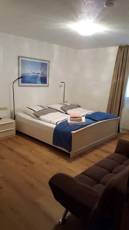 A bed or beds in a room at Gästehaus am Muttelsee