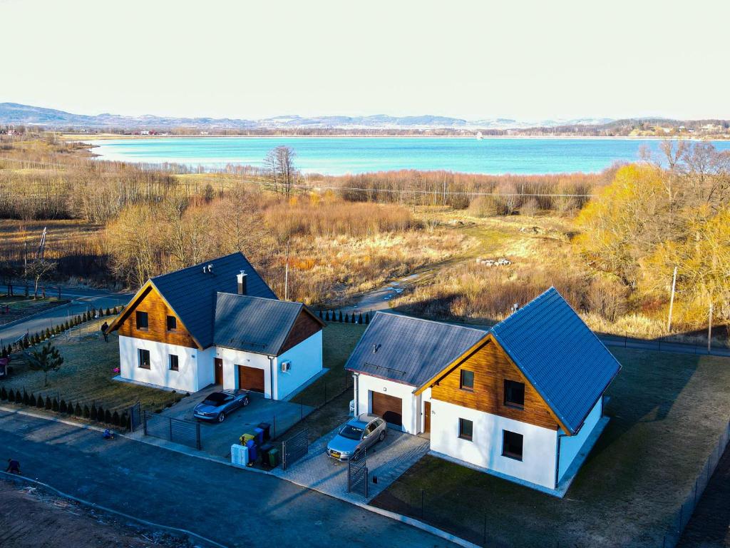 an aerial view of a house with a lake at Dom pod górami Sosnówka in Sosnówka