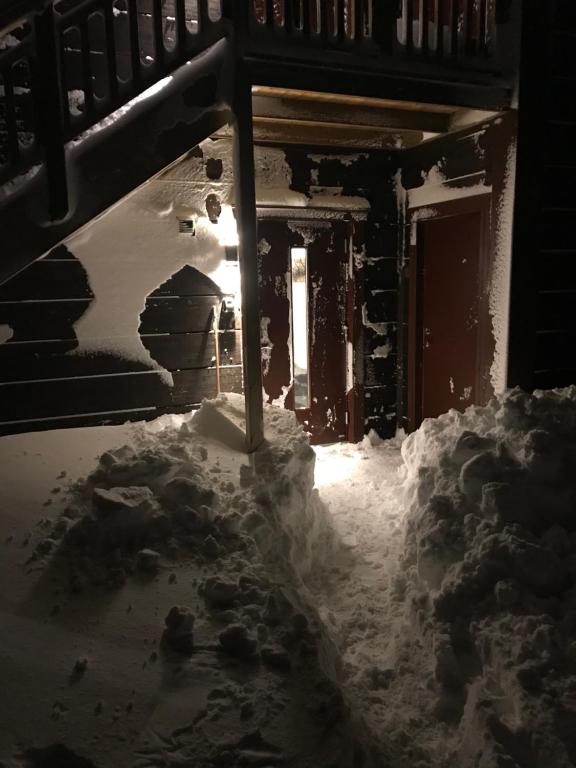 une chambre avec un tas de neige sur le sol dans l'établissement Vid Gondolen, à Hemavan