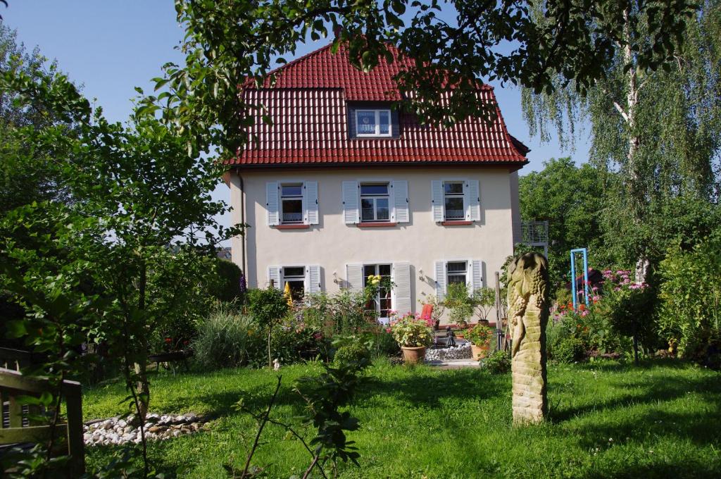 Landhaus Blumenstein في Mülsen: بيت ابيض كبير بسقف احمر