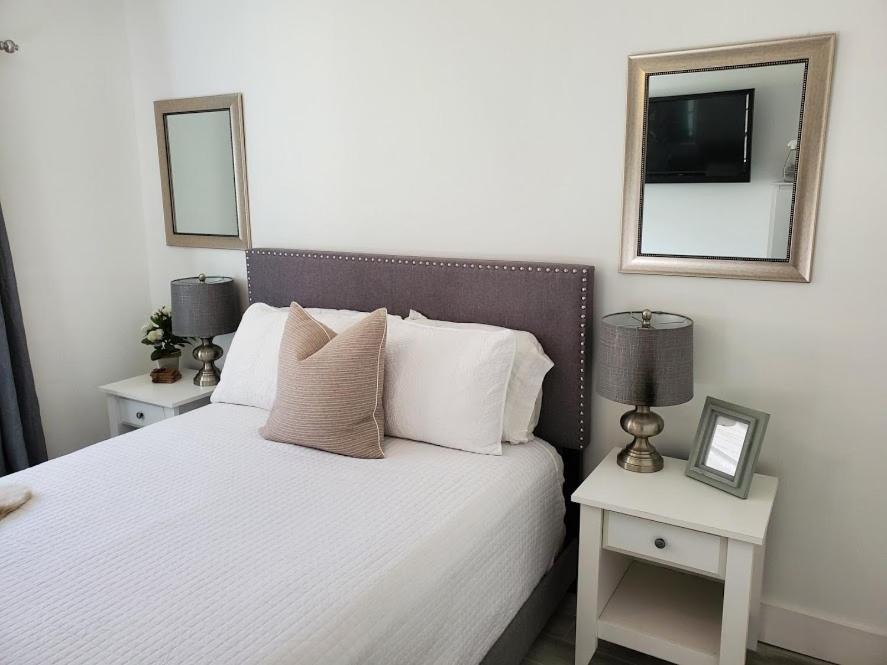 Ένα ή περισσότερα κρεβάτια σε δωμάτιο στο Stylish & Newly-Renovated Suites near Las Olas