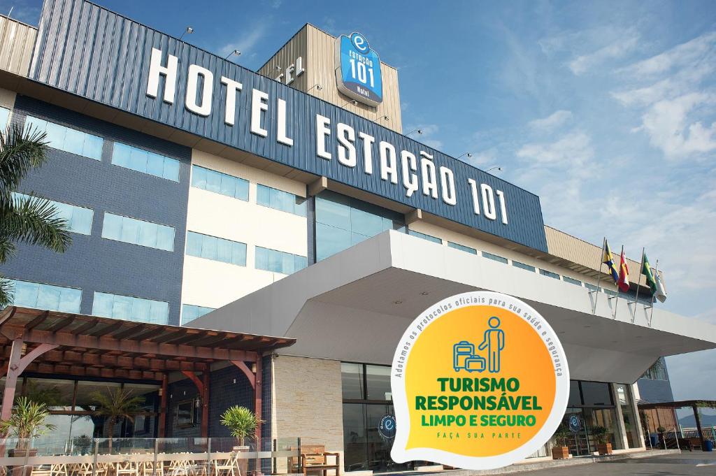 a hotel entrance with a sign in front of it at Hotel Estação 101 - Itajaí in Itajaí