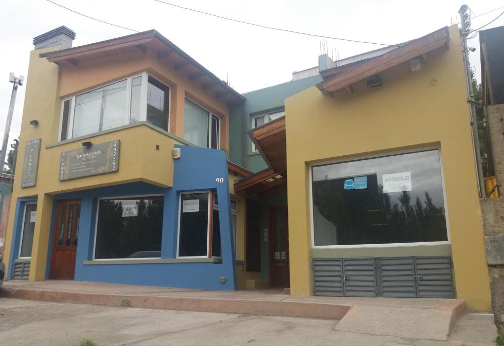 un edificio de color azul y amarillo en CALAFATE ANFI Aparts en El Calafate