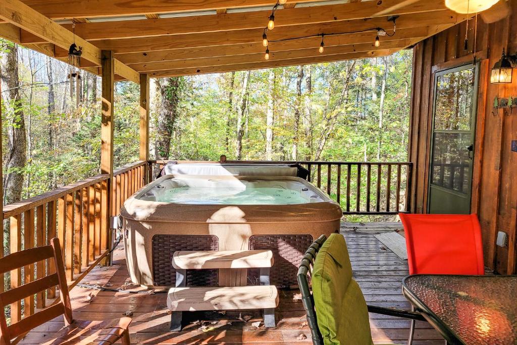 una vasca idromassaggio sul ponte di una cabina di Friendly Bear Cabin a Pigeon Forge