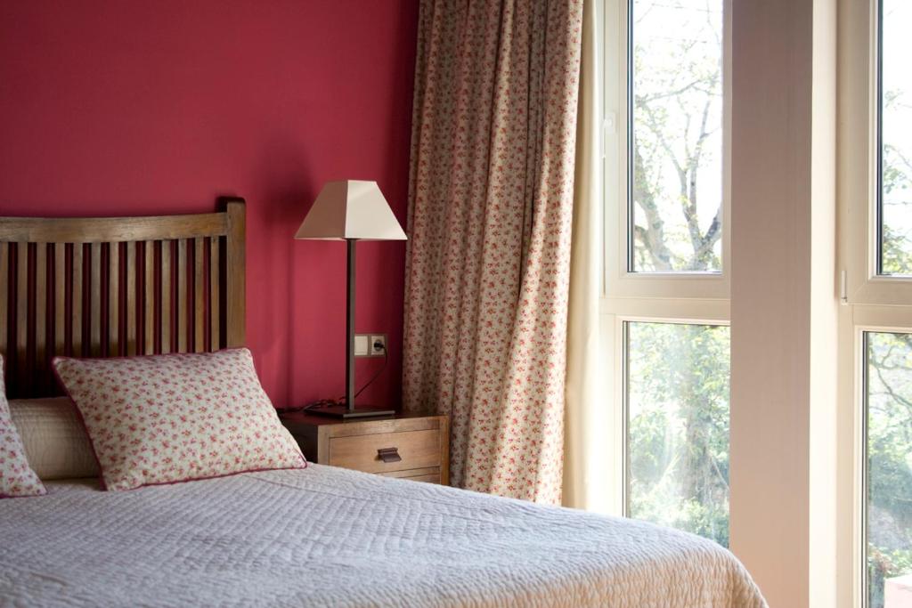 Ένα ή περισσότερα κρεβάτια σε δωμάτιο στο Las Casas Rurales Huerta San Benito