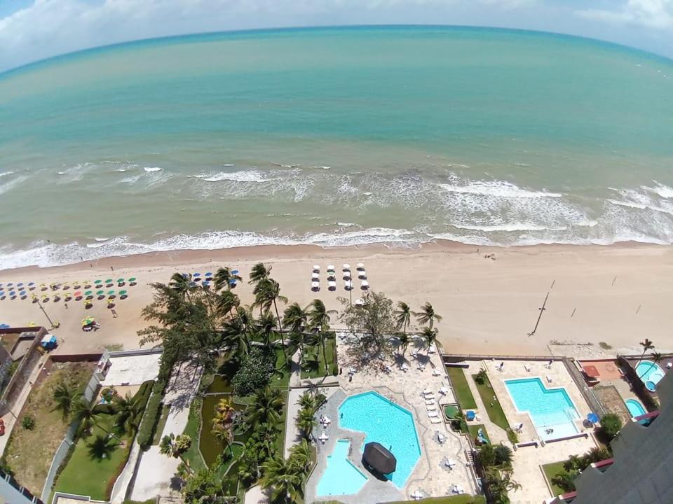 eine Luftansicht auf den Strand und das Meer in der Unterkunft Beira Mar - Praia de Piedade - Flat Golden Beach- in Recife