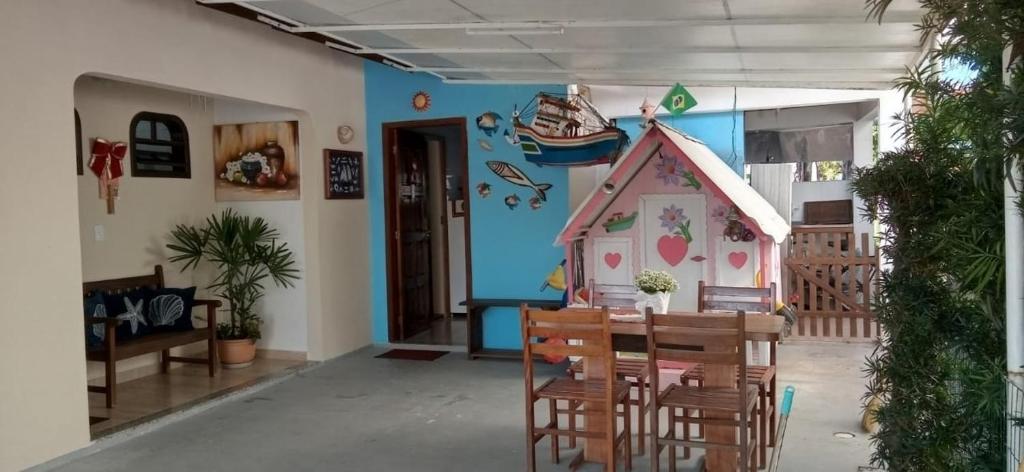 una habitación con una mesa y una casa de juegos en Cantinho da Família en Penha