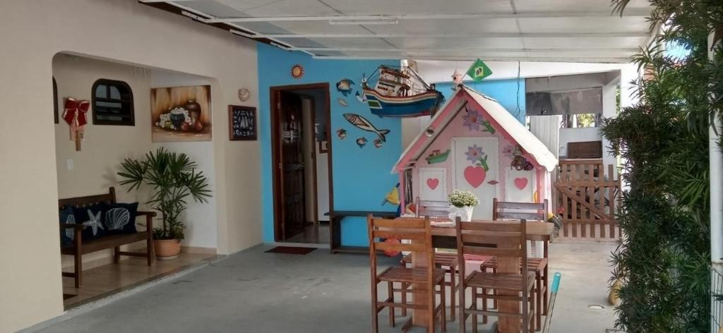 um quarto com uma mesa e uma casa de brincar em Cantinho da Família em Penha