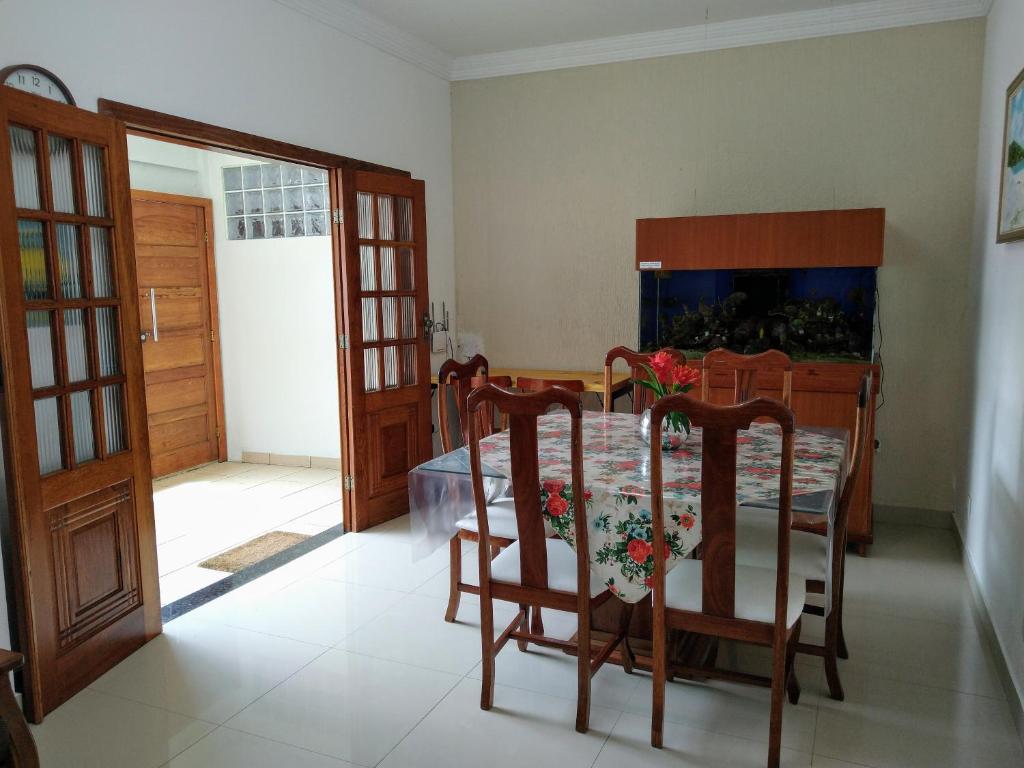 a dining room with a table and chairs in a room at Casa de verão in Arraial do Cabo