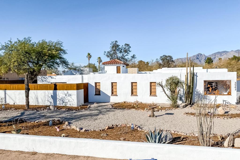 una casa en construcción en el desierto en The Urban Ranch en Tucson